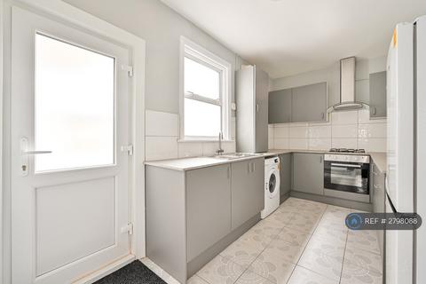 3 bedroom terraced house to rent, Maple Road, Grays, RM17