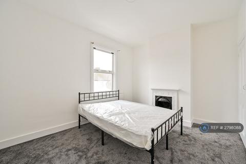3 bedroom terraced house to rent, Maple Road, Grays, RM17