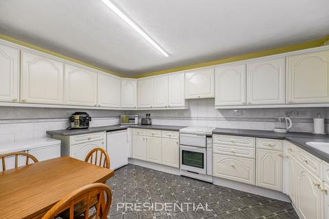3 bedroom end of terrace house for sale, Thatchers Close, Loughton IG10