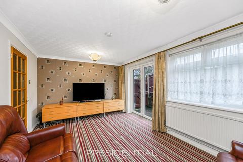 3 bedroom end of terrace house for sale, Thatchers Close, Loughton IG10