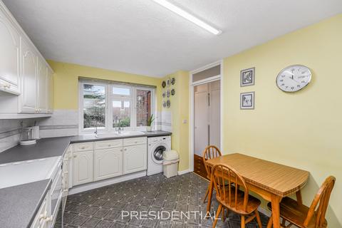 3 bedroom end of terrace house for sale, Thatchers Close, Loughton IG10