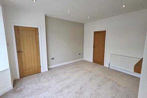 3 bedroom semi-detached house for sale, Warwick Road, Scunthorpe DN16