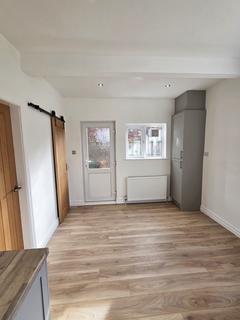 3 bedroom semi-detached house for sale, Warwick Road, Scunthorpe DN16