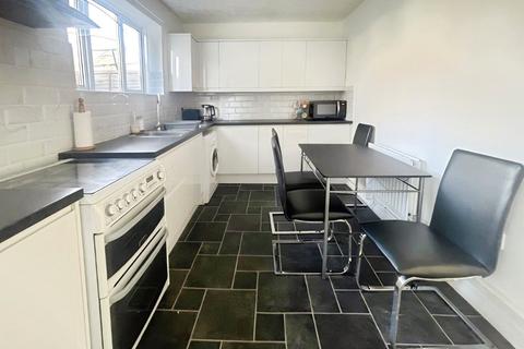 3 bedroom terraced house to rent, Restons Crescent, London SE9