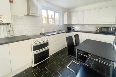 3 bedroom terraced house to rent, Restons Crescent, London SE9