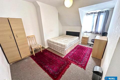 1 bedroom in a house share to rent, Watling Avenue, Edgware
