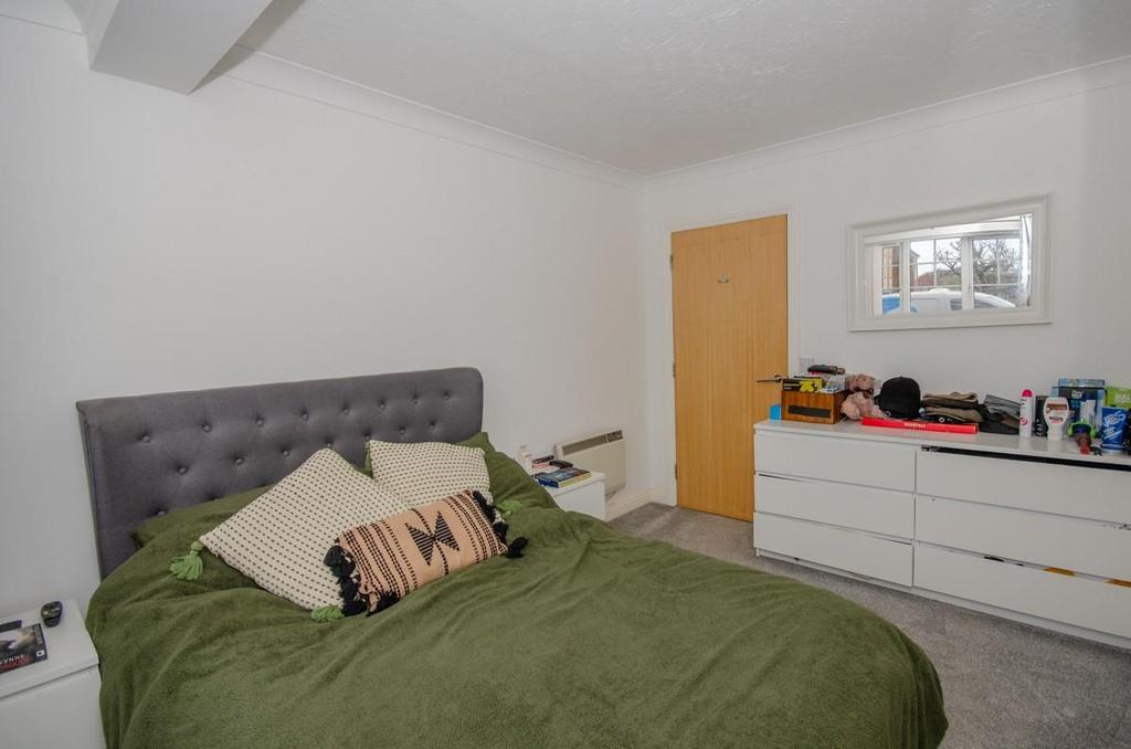 Bedroom1 pic 2.jpg