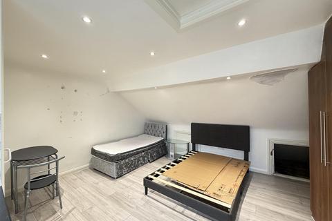 3 bedroom apartment to rent, Groveley Road, Sunbury-On-Thames TW16