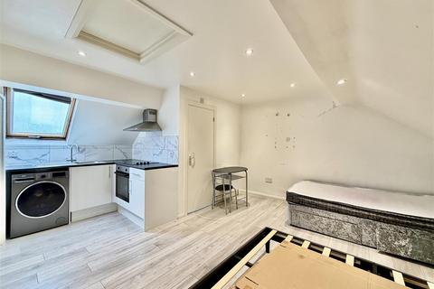 3 bedroom apartment to rent, Groveley Road, Sunbury-On-Thames TW16