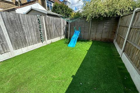 2 bedroom apartment to rent, Westborough Road, Westcliff-on-Sea, Essex, SS0