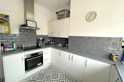 2 bedroom apartment to rent, Westborough Road, Westcliff-on-Sea, Essex, SS0