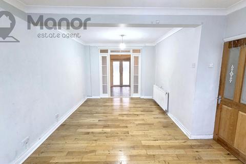 3 bedroom terraced house to rent, Dellwood Gardens, Clayhall, IG5 0EH