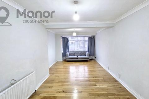 3 bedroom terraced house to rent, Dellwood Gardens, Clayhall, IG5 0EH