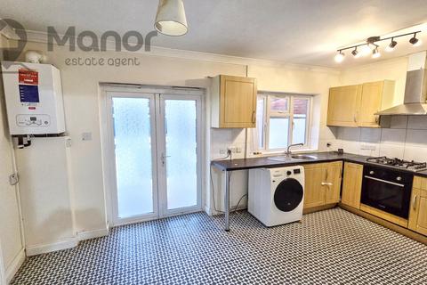 3 bedroom terraced house to rent, Dellwood Gardens, Clayhall, IG5 0EH
