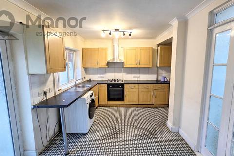 3 bedroom terraced house to rent, Dellwood Gardens, Clayhall, IG5 0EH