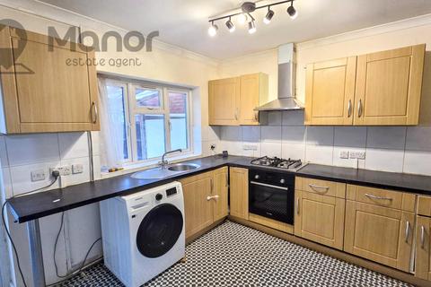 3 bedroom terraced house to rent, Dellwood Gardens, Clayhall, IG5 0EH