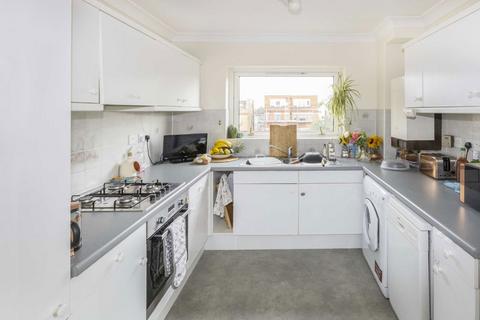 2 bedroom flat to rent, Avenue Elmers, Surbiton KT6