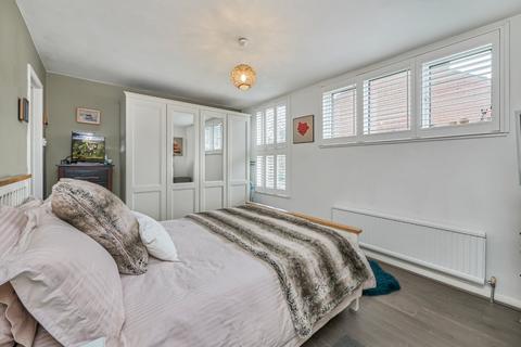 4 bedroom end of terrace house for sale, Chale Road, London, SW2