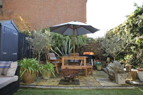 4 bedroom end of terrace house for sale, Chale Road, Brixton, London, SW2