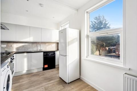 Studio to rent, Deansbrook Road, Edgware, HA8