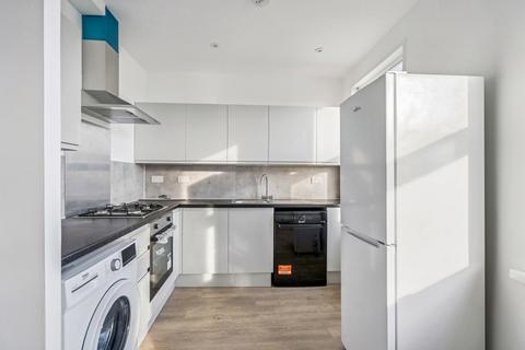 Studio to rent, Deansbrook Road, Edgware, HA8