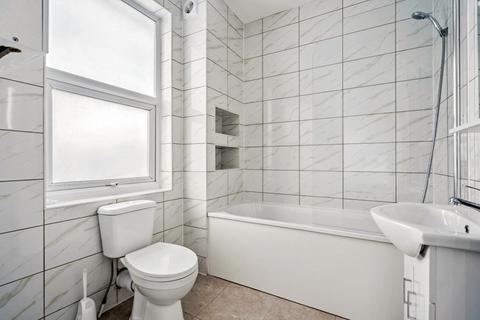 Studio to rent, Deansbrook Road, Edgware, HA8