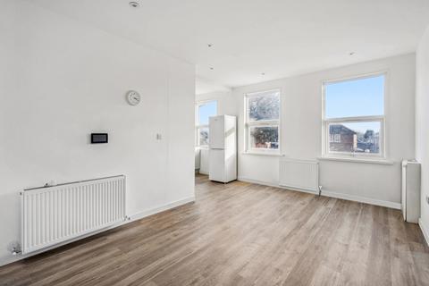Studio to rent, Deansbrook Road, Edgware, HA8