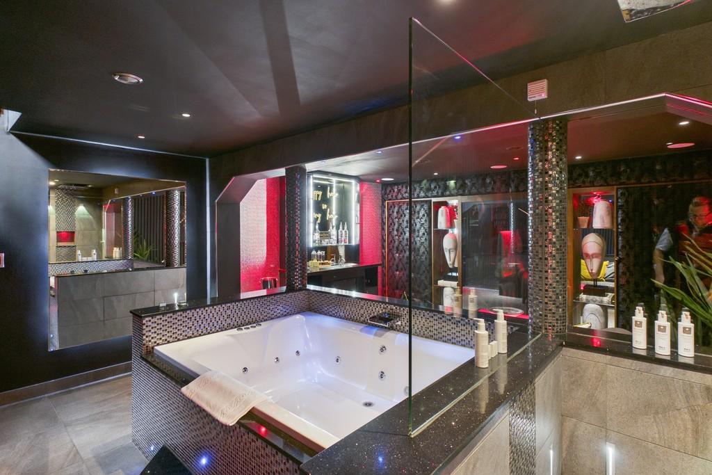 Spar bath and seperate shower