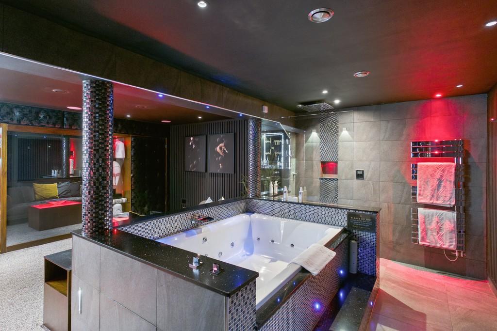 Luxuary spar bath