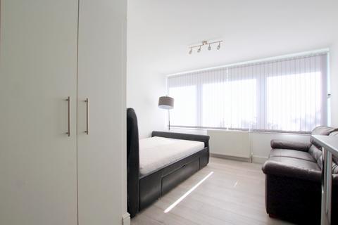 Studio to rent, Putney Hill, London SW15