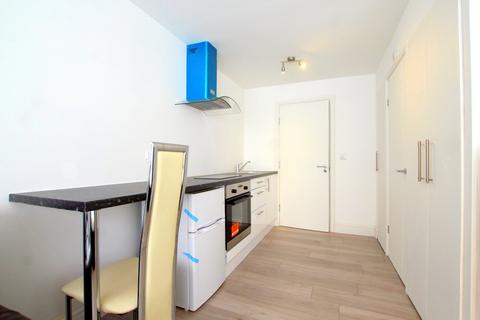 Studio to rent, Putney Hill, London SW15