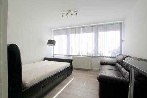 Studio to rent, Putney Hill, London SW15