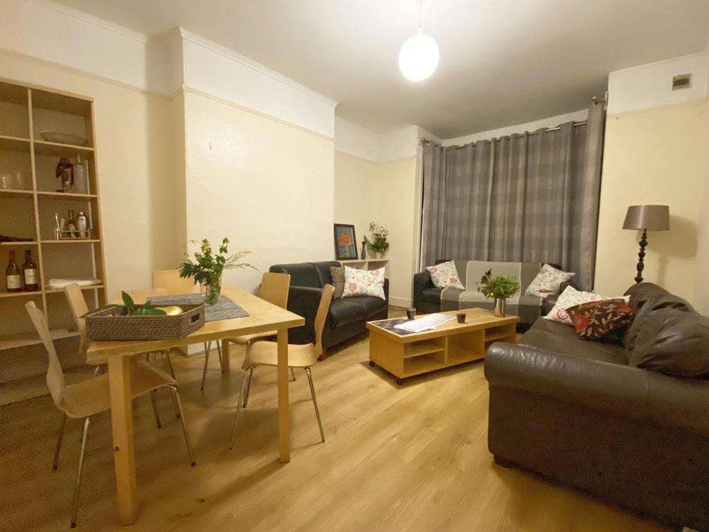 Bright, well-kept living room with wood-effect ...