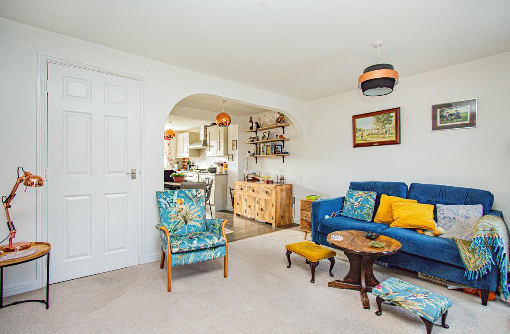 Lounge/Dining Area