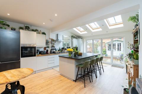 2 bedroom end of terrace house for sale, Church Street, Dorking