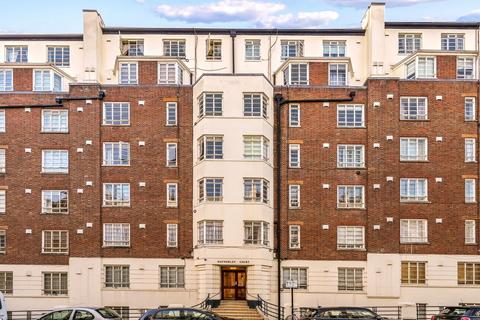 Studio to rent, Hatherley Grove, London W2