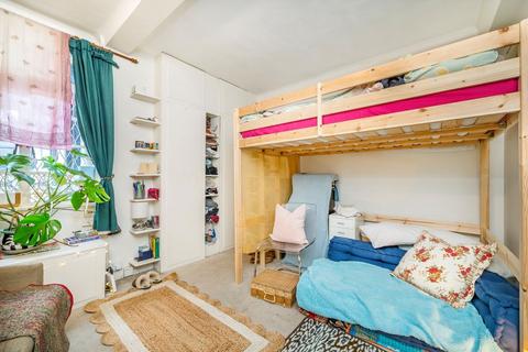 Studio to rent, Hatherley Grove, London W2