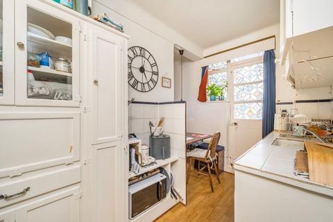 Studio to rent, Hatherley Grove, London W2