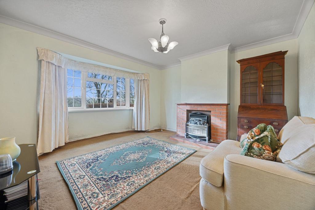 FRONT LOUNGE (with bay window)