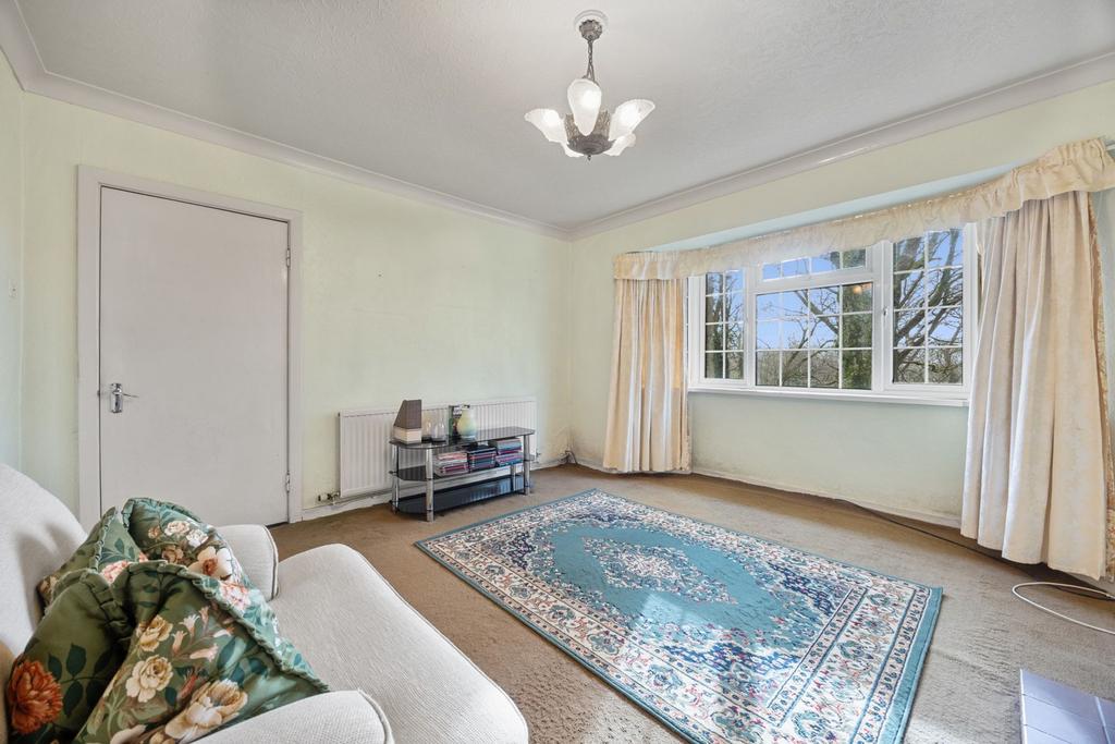 FRONT LOUNGE (with bay window)
