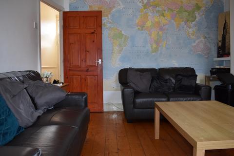 3 bedroom terraced house to rent, Newlyn Street, Rusholme, Manchester