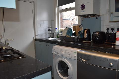 3 bedroom terraced house to rent, Newlyn Street, Rusholme, Manchester
