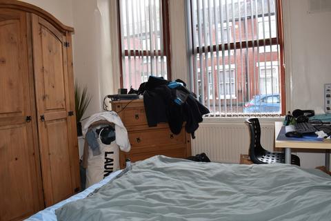 3 bedroom terraced house to rent, Newlyn Street, Rusholme, Manchester