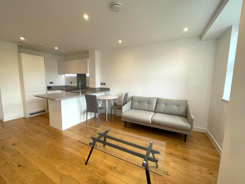 Living Rm Pic2.jpg