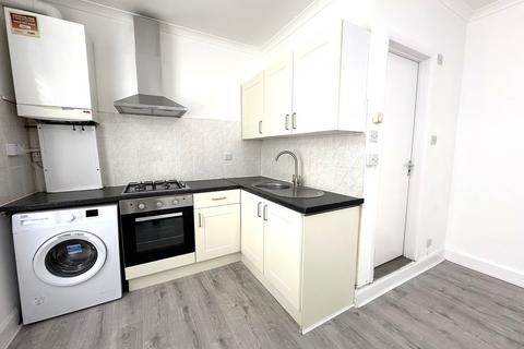 Studio to rent, Horn Lane, Acton, London