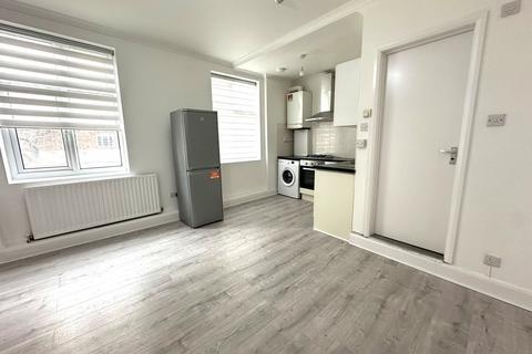 Studio to rent, Horn Lane, Acton, London