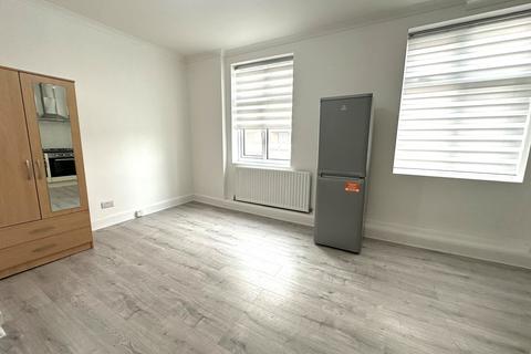 Studio to rent, Horn Lane, Acton, London