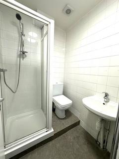 Studio to rent, Horn Lane, Acton, London