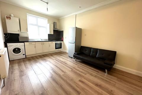 Studio to rent, Horn Lane, Acton, London