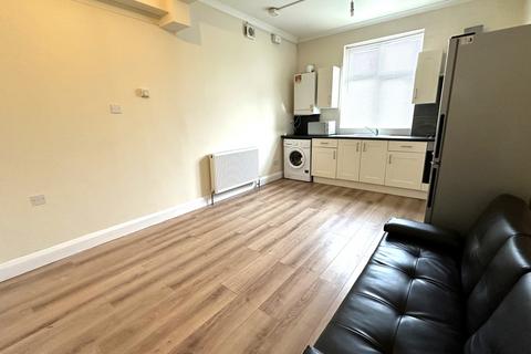 Studio to rent, Horn Lane, Acton, London
